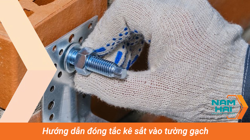 Hướng dẫn đóng tắc kê sắt vào tường gạch
